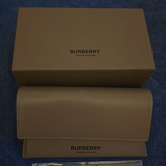New Burberry Sunglasses with 13 month Sunglass Hut Protection Plan - Picture 5 of 10